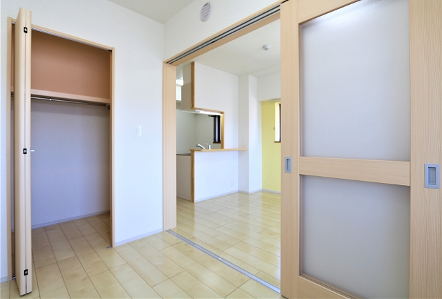 お洋服収納はこちらへ