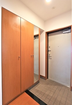 明るい玄関でお出迎え