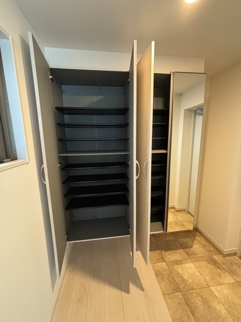 玄関収納もございます。