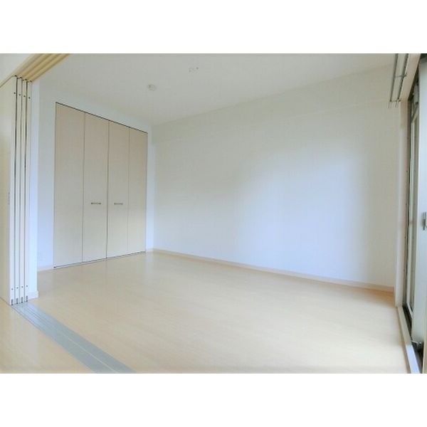 こちらは寝室にピッタリの洋室です