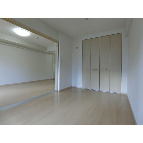 白基調の明るいお部屋です