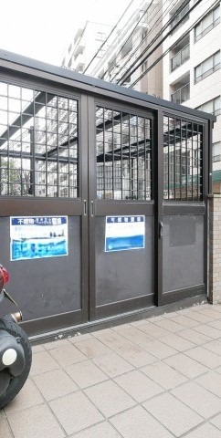 屋根付きゴミ捨て場です