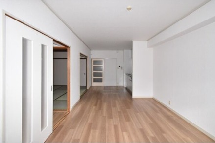 家具の配置に困らないリビングですね