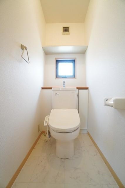 お手洗いにも窓がございます