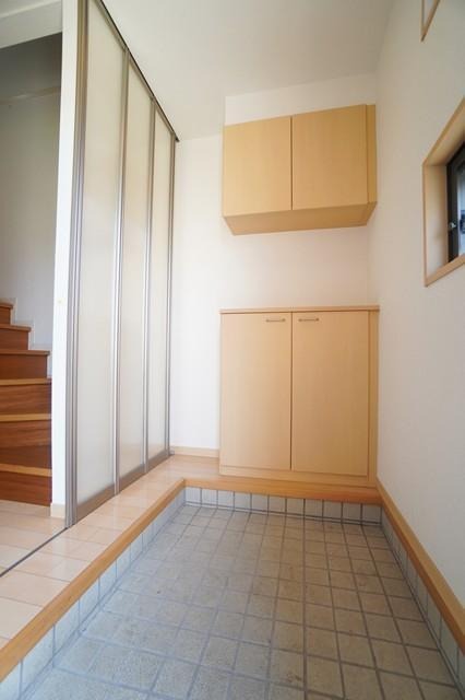 玄関には、シューズの多い方でも安心の下駄箱付き