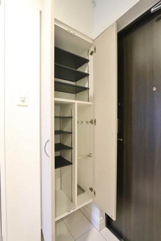 靴の多い方でも安心の広いシューズボックス完備