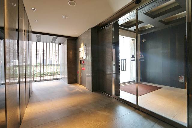 高級感ある贅沢なエントランスです