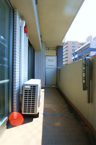 広いバルコニーはリラックスできますね