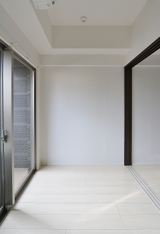 光が入って明るい寝室です