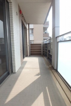 天気のいい日はこちらで洗濯物を干せます