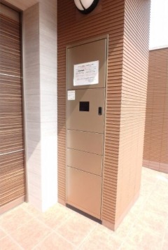 不在時に便利な宅配ボックスもついています