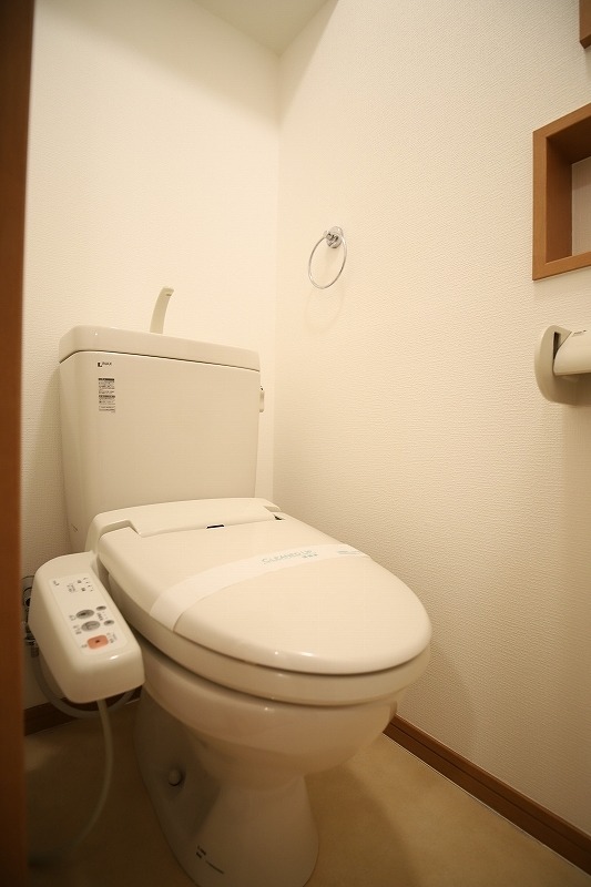 温水洗浄便座完備。