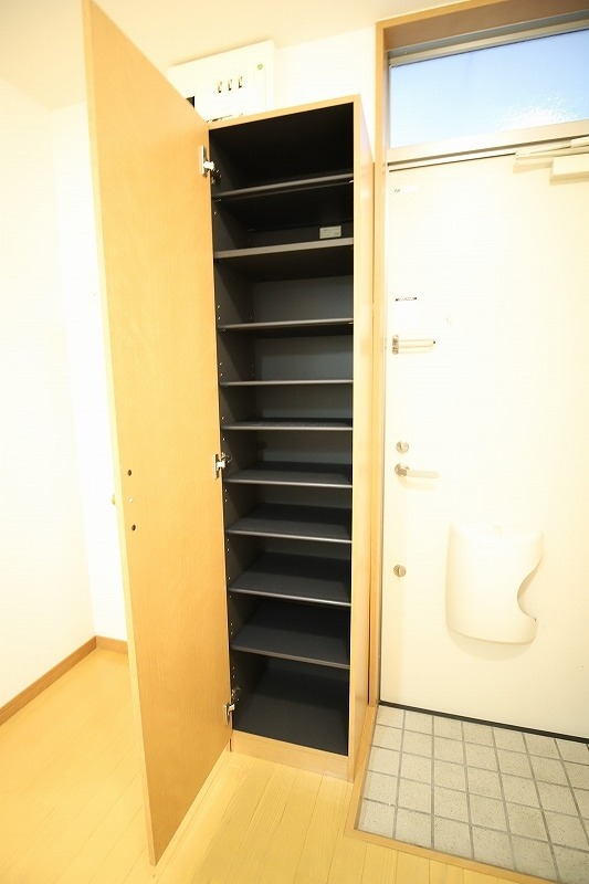 玄関収納もございます。