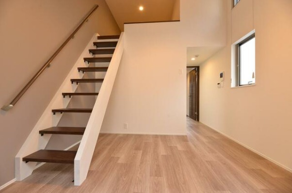 家具の配置に困らないリビングですね