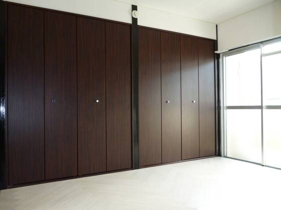 壁一面の広々収納です
