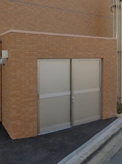 敷地内に扉付きのゴミ置き場があります