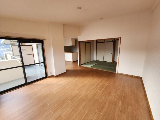 家具の配置に困らないリビングですね