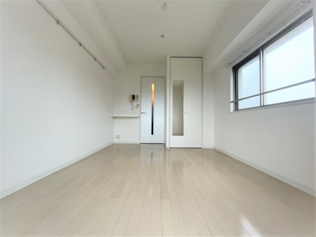 白を基調とした綺麗なお部屋です