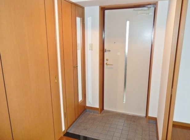 嬉しい全身鏡付きの玄関ですね