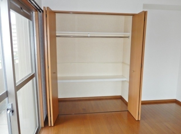 奥行きのあるクローゼットですね