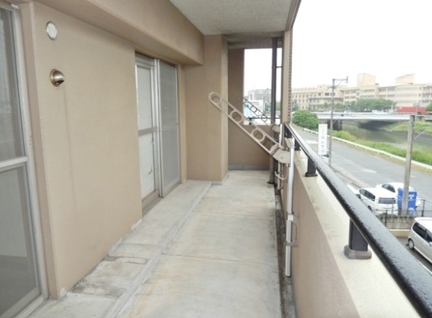 2面バルコニーでファミリーの方でも洗濯物に困りませんね