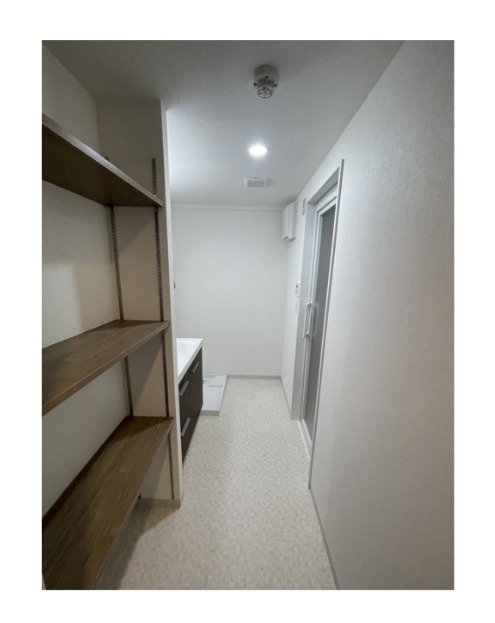 脱衣所にも棚付きでストック備品も収納できます