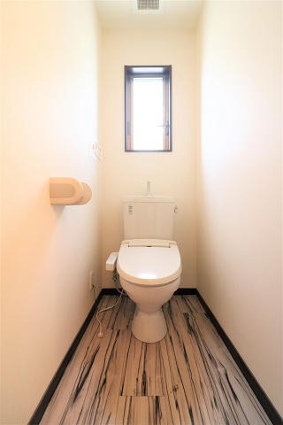 ウォシュレット付です。