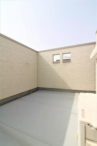 ルーフバルコニー付きです。