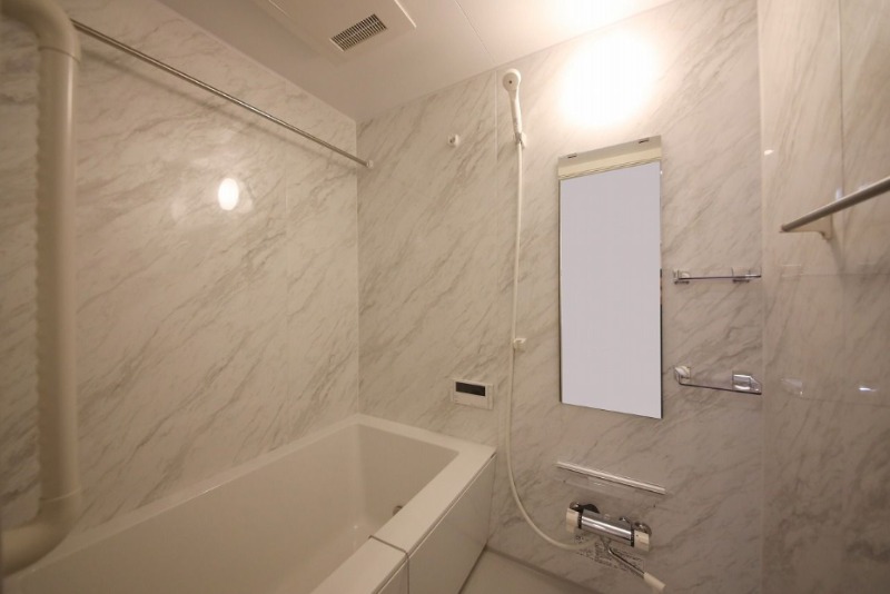 オシャレな壁紙が映えるバスルームですね