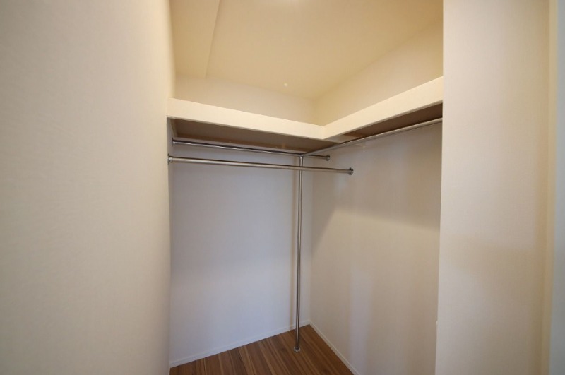 奥行きのあるクローゼットですね