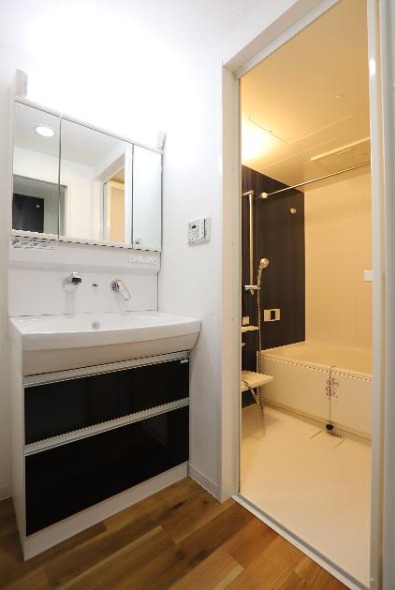 嬉しい三面鏡付き独立洗面台です