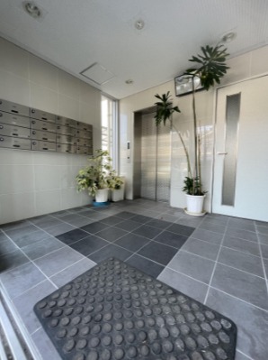 広々スペースのエントランスですね