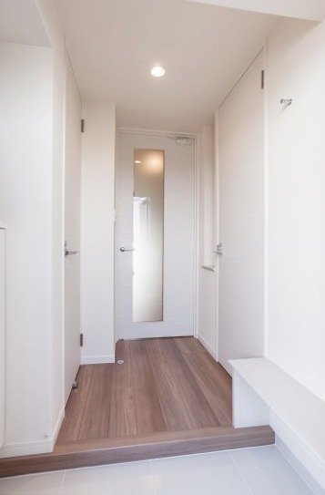 白基調で綺麗な玄関ですね