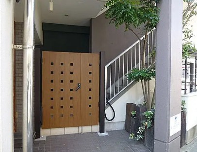 門扉は自動開閉です。