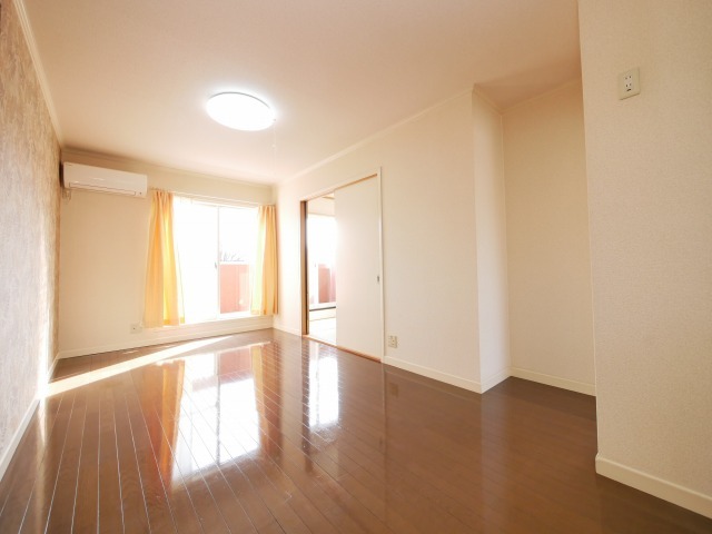 家具の配置に困らないリビングですね