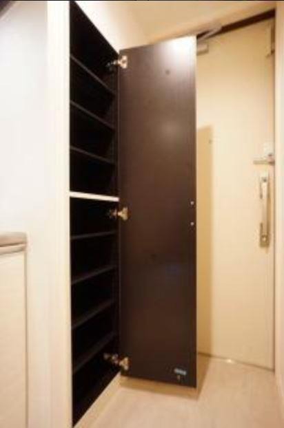 玄関収納完備。