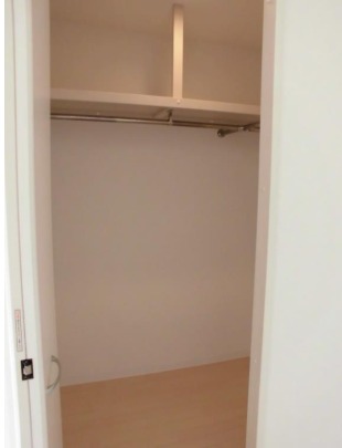 奥行きのあるクローゼットですね
