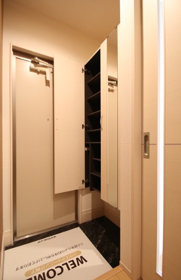 明るい玄関でお出迎え。