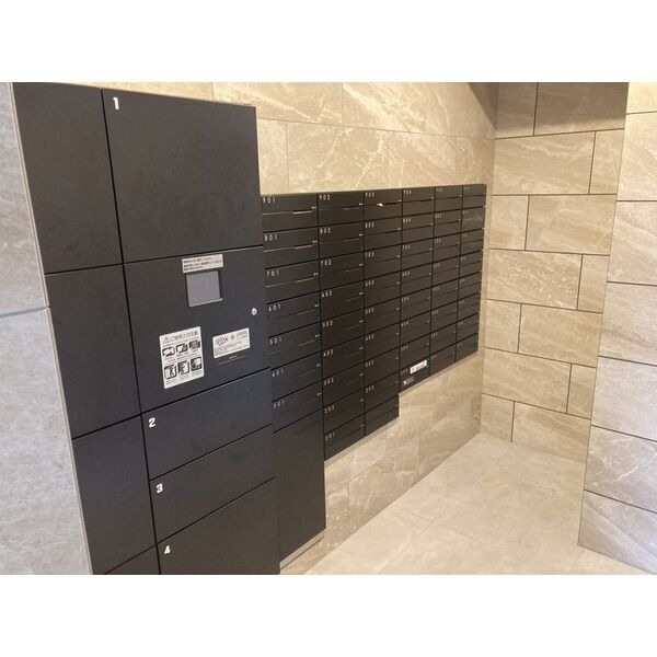 嬉しい宅配ボックス付きです