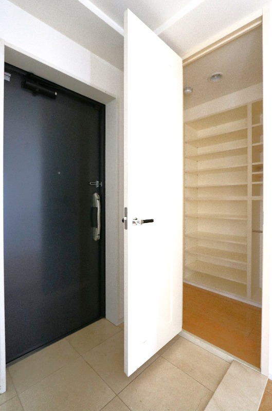 玄関収納も広め