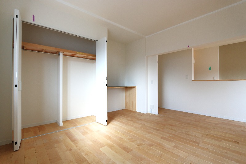 こちらは寝室にぴったりの洋室です