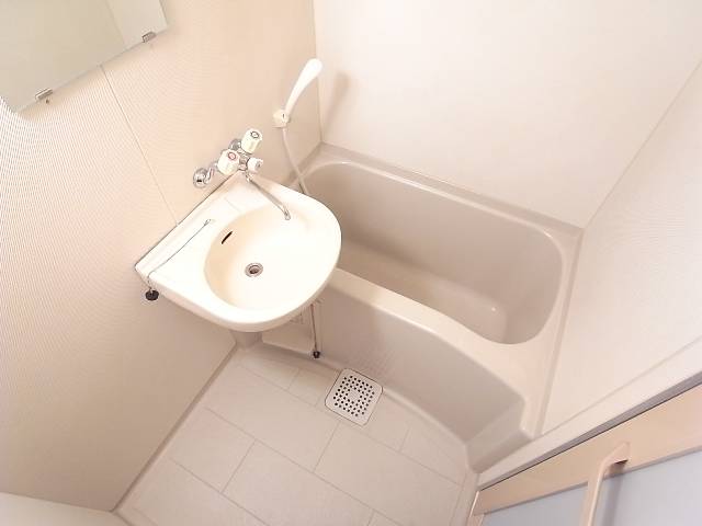 洗面台と鏡もついてますよ。