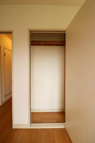 衣類棟はこちらへ