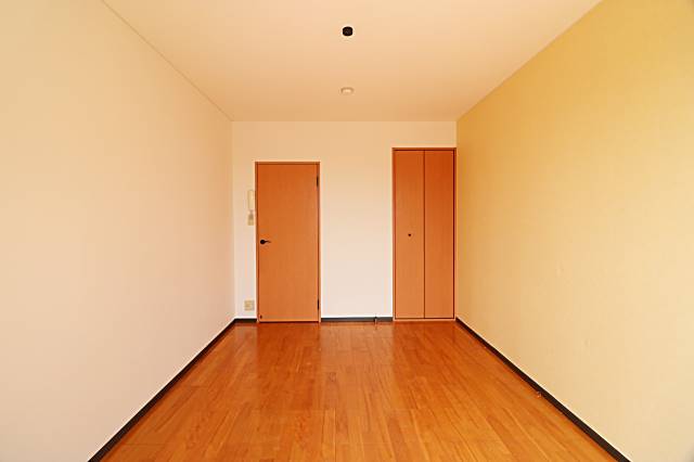 長方形の綺麗な形なので家具は簡単配置