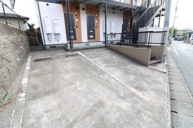 目の前が駐車場