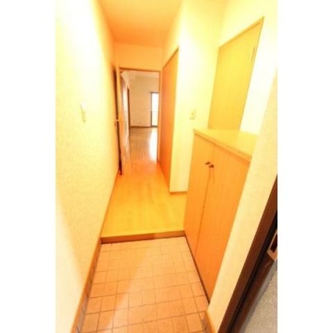 足元の明るい玄関で安全ですね