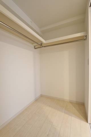 大きなウォークインクローゼットでお部屋スッキリ