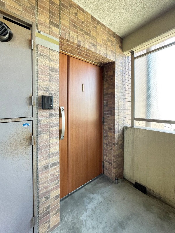 ドアが大きく複数人いても入れそうです