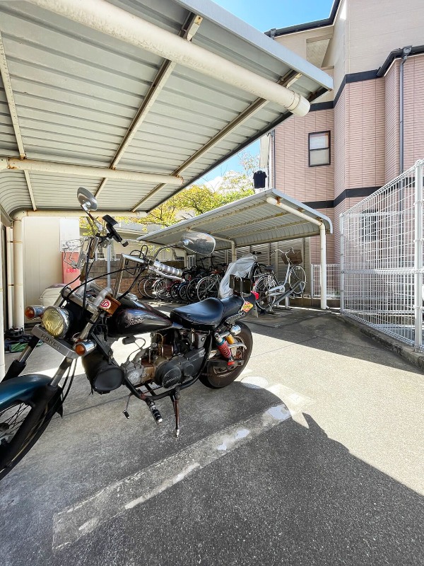 バイクも駐められる駐輪場です
