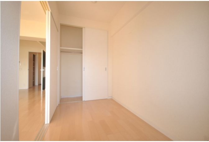 こちらは寝室にピッタリの洋室です